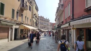 Venedik, İtalya 1 Ocak 2025: Turistler ve yerliler Venedik sokaklarında güneşli bir günün tadını çıkarıyorlar