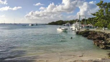 Bayahibe, Dominik Cumhuriyeti 1 Ocak 2025: Turistler güneşli bir günün tadını çıkarıyor ve Bayahibe açıklarında berrak mavi sularda yüzüyorlar