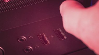Milan, İtalya 1 Ocak 2025: Bir USB flaş belleği bir bilgisayarın USB portuna taktı