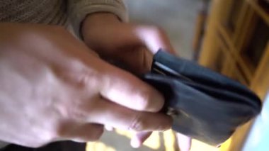 Milan, İtalya 1 Ocak 2025: Bir adamın 100 dolarlık banknotlarını saymak