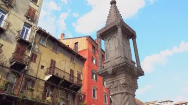 Verona, İtalya 1 Ocak 2025: Verona, İtalya 'da antik bir taş anıtın etrafında dönen kamera, mimari ayrıntıları ve çevre binaları gözler önüne seriyor