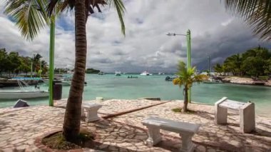 Bayahibe, Dominik Cumhuriyeti 1 Ocak 2025: Bayahibe 'de demirlemiş teknelerin üzerinde bulutlar toplanıyor