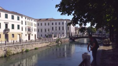 Treviso, İtalya 1 Ocak 2025: Balıkçı güneşli bir günde Treviso, İtalya 'da balıkçı oltasını füze nehrine fırlattı