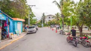 Bayahibe, Dominik Cumhuriyeti 1 Ocak 2025: Bayahibe, Dominik Cumhuriyeti, bulutların şehrin üzerinden geçtiğini gösteriyor