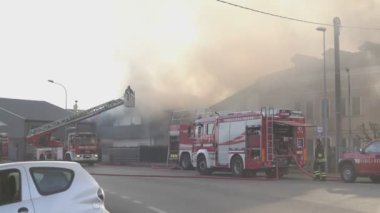 Rovigo, İtalya 1 Ocak 2025: İtfaiyeciler bir binayı saran büyük bir yangını söndürmeye çalışıyorlar