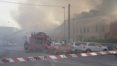 Rovigo, İtalya 1 Ocak 2025: İtfaiyeciler yoğun dumanla kaplanmış bir yangını söndürmeye çalışıyorlar