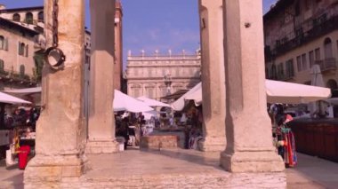 Verona, İtalya 1 Ocak 2025: Piazza delle erbe, verona, İtalya 'da giysi ve hediyelik eşya satan pazarlar boyunca kameralar çalışıyor