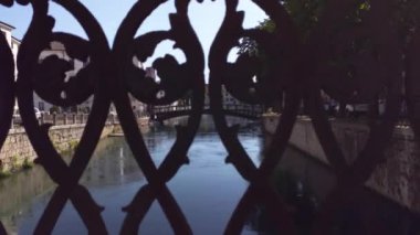 Treviso, İtalya 1 Ocak 2025: Kamera Treviso şehir merkezinde bir kanalı gözler önüne seriyor, İtalya