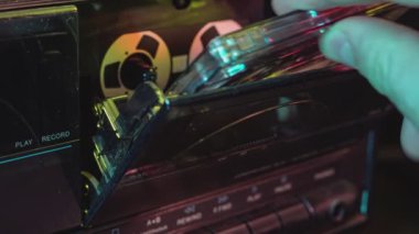 Milan, İtalya 1 Ocak 2025: Dj bir çalgıcıya bir ses kaseti yerleştirir ve çalmaya başlar