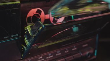 Milan, İtalya 1 Ocak 2025: DJ eski bir getto silahına bir ses kaseti yerleştirdi