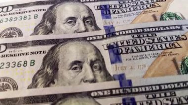 Milan, İtalya 1 Ocak 2025: Kamera 9100 dolarlık banknotlar üzerinde hareket ediyor