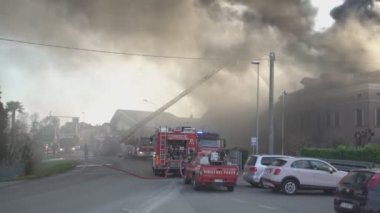 Rovigo, İtalya 1 Ocak 2025: İtfaiyeciler bir binayı saran büyük bir yangını söndürmeye çalışıyorlar