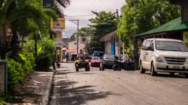 Bayahibe, Dominik Cumhuriyeti 1 Ocak 2025: Turistler bu zaman diliminde Bayahibe, Dominik Cumhuriyeti 'nde sokakta yürüyorlar
