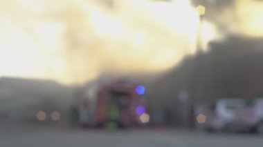 Rovigo, İtalya 1 Ocak 2025: İtfaiyeciler bir binayı saran ve havaya duman bulutları gönderen bir yangını söndürmeye çalışıyorlar