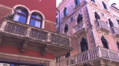 Treviso, İtalya 1 Ocak 2025: Kamera Treviso, İtalya 'daki bir binanın pastel pembe cephesini gözler önüne sermek için eğiliyor