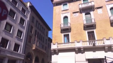 Treviso, İtalya 1 Ocak 2025: Turist Treviso, İtalya 'nın güzel sokaklarında bir yaz günü yürüyor