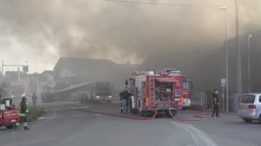 Rovigo, İtalya 1 Ocak 2025: İtfaiyeciler bir binadan çıkan büyük bir yangını söndürmeye çalışıyorlar