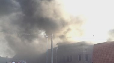 Rovigo, İtalya 1 Ocak 2025: İtfaiyeciler yangını kontrol etmek için çalışırken bir evden duman yükseliyor. Banliyödeki acil durumu itfaiye araçları ve acil durum personeli hallediyor.