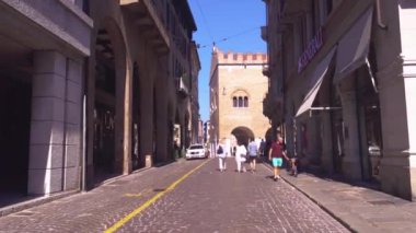 Treviso, İtalya 1 Ocak 2025: Adam Treviso, İtalya 'da bir kaldırım taşı caddesinde yürüyor