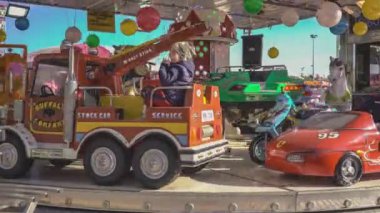 Rovigo, İtalya 1 Ocak 2025: Çocuklar gülüyor ve Rovigo, İtalya 'da klasik bir atlıkarıncaya binerek eğleniyorlar