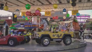 Rovigo, İtalya 1 Ocak 2025: Atlıkarınca hiç çocuğu olmadan İtalya 'nın Rovigo şehrinde dönüyor.