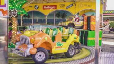 Rovigo, İtalya 1 Ocak 2025 Rovigo: Rovigo 'da karnaval gezisi renkli pistlerde dönen canlı oyuncak arabalarla klasik lunapark atmosferlerini çağrıştırıyor