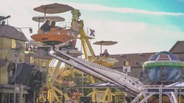 Rovigo, İtalya 1 Ocak 2025: Aileler ve arkadaşları lunaparkta UFO sürerken eğleniyorlar