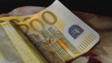 Milan, İtalya 1 Ocak 2025: İşadamı para sayıyor ve avro ve dolar banknotlarıyla bir anlaşma hazırlıyor
