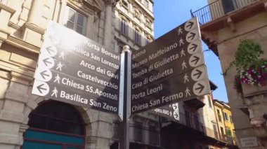 Verona, İtalya 1 Ocak 2025: İtalya 'nın Verona kentindeki çok sayıda anıtın yönünü gösteren turistik tabela