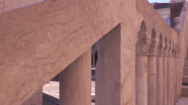 Treviso, İtalya 1 Ocak 2025: Tarihi binalar, sütunlar ve hareketli yayalarla dolu Trevisos şehir meydanını görmek İtalya 'da büyüleyici bir kentsel manzara yarattı.