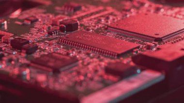 Milan, İtalya 1 Ocak 2025: Kameralar Samsung 'daki kırmızı ışıklı bir bilgisayar ana kartına odaklanıyor
