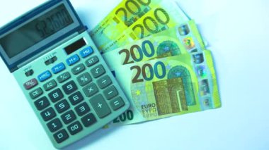 Milan, İtalya 1 Ocak 2025: Muhasebeci 200 avroluk iki banknotu dört yüz avroluk banknotla takas ediyor