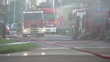 Rovigo, İtalya 1 Ocak 2025: İtfaiyeciler kamyonlarıyla yangını söndürmeye çalışıyorlar