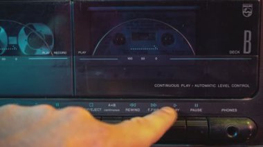 Milan, İtalya 1 Ocak 2025: DJ eski bir ses oynatıcısı üzerine bir kaset hazırladı