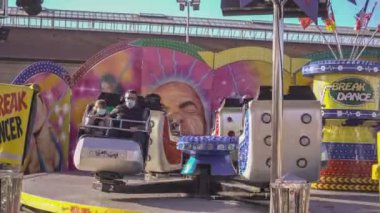 Rovigo, İtalya 1 Ocak 2025: İnsanlar Rovigo, İtalya 'da renkli bir lunapark gezisinde dönüyor ve gülümsüyor