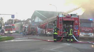 Rovigo, İtalya 1 Ocak 2025: İtfaiyeciler banliyö mahallesinde ev yangınıyla mücadele ediyorlar