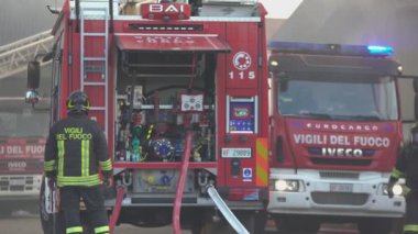 Rovigo, İtalya 1 Ocak 2025: İtfaiyeciler yangını söndürmek, güvenliği sağlamak ve acil durum müdahalesi sağlamak için birlikte çalışıyorlar