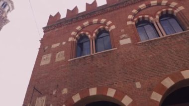 Verona, İtalya 1 Ocak 2025: Tuğla bir binanın mimari ayrıntıları ve Verona, İtalya 'daki Torre dei Lamberti