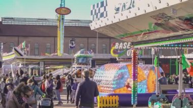 Rovigo, İtalya 1 Ocak 2025: Aileler ve arkadaşlar, İtalya 'nın Rovigo kentindeki canlı bir lunaparkta çarpışan arabalara binmek için toplandılar