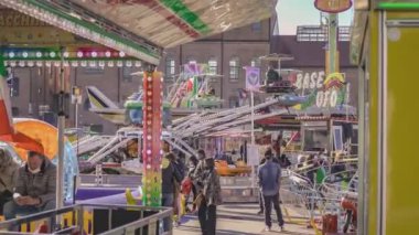 Rovigo, İtalya 1 Ocak 2025: Aileler ve arkadaşları İtalya 'nın Rovigo kentindeki şenlikli bir lunaparkta çarpışan arabalara binerken eğleniyorlar