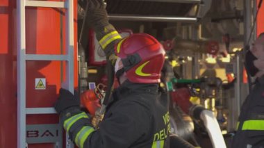 Rovigo, İtalya 1 Ocak 2025: İtfaiyeciler kamyonlarında çalışıyor, bir yangını söndürmeye hazırlanıyorlar