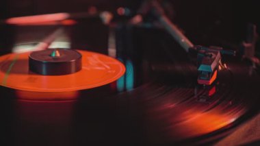 Milan, İtalya 1 Ocak 2025: Turntable kırmızı etiketli bir vinil plak çalıyor
