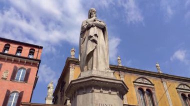 Verona, İtalya 1 Ocak 2025: Verona, İtalya 'daki Dante Alighieri heykeli, ünlü şairin ebedi mirasının bir kanıtıdır.