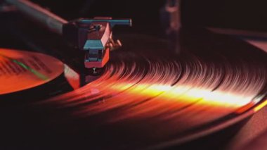 Milan, İtalya 1 Ocak 2025: Vinil plak sıcak ışıklandırmalı müzik çalıyor
