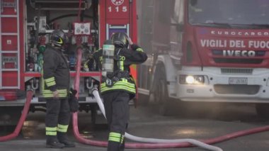 Rovigo, İtalya 1 Ocak 2025: İtfaiyeciler ev yangınını söndürmek için ekipman ve kamyonlarıyla hazırlanıyorlar
