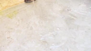 Treviso, İtalya 1 Ocak 2025: Treviso, İtalya 'da ilginç bir taş heykel çeşmesini keşfetmek, Treviso, İtalya, sergilenen sanatsal işçilik ve tarihi mimarlık