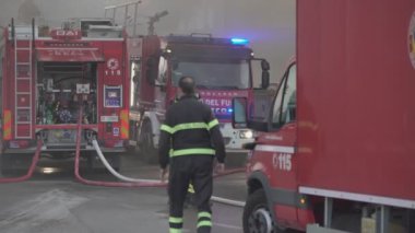 Rovigo, İtalya 1 Ocak 2025: İtfaiye ekipmanları ve üniforma giyen itfaiyeciler itfaiye araçlarının yanında itfaiye araçları hazırlıyorlar