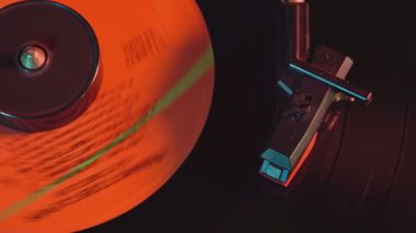 Milan, İtalya 1 Ocak 2025: Vinil rekor kırmızı ışık altında bir döner tablada dönüyor