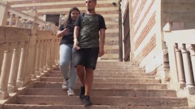 Verona, İtalya 1 Ocak 2025: İtalya 'nın Verona kentinde antik taş basamaklardan yükselen bireyler. Mimari güzellik ve kültür mirasını yakalamak