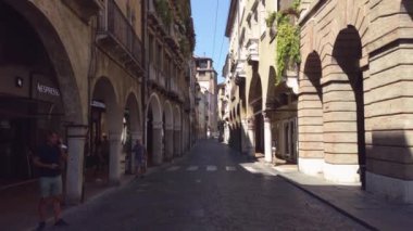 Treviso, İtalya 1 Ocak 2025: İnsanoğlu güneşli bir günde Treviso, İtalya 'nın boş sokaklarında yürüyor